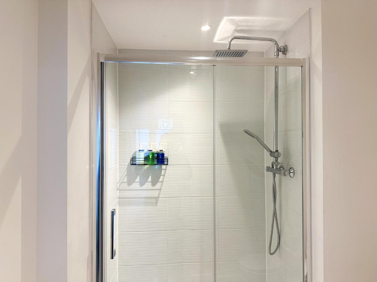 Luxury 2 Bedroom City Centre Apartment - Secure Parking - Amazing Location! Canterbury Eksteriør bilde